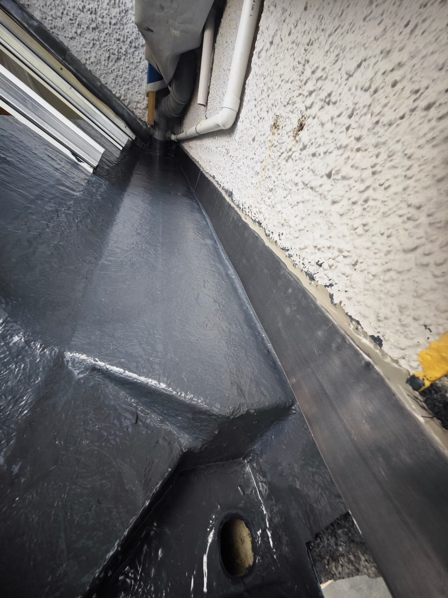 Single-ply membrane upstand and outlet detail on a warm flat roof, Le Clos