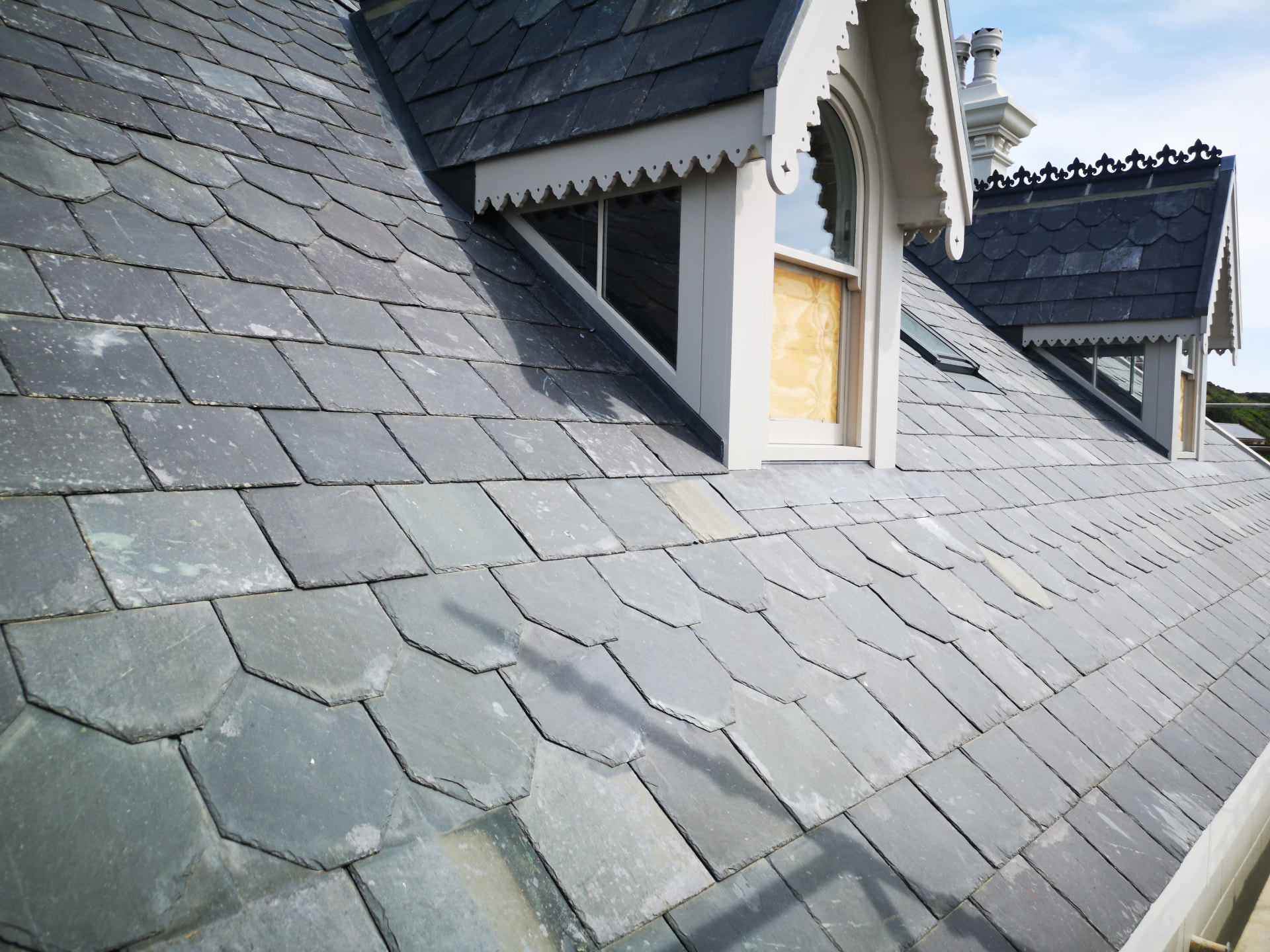 Decorative shaped slate courses and dormers on a listed building roof, Pond View