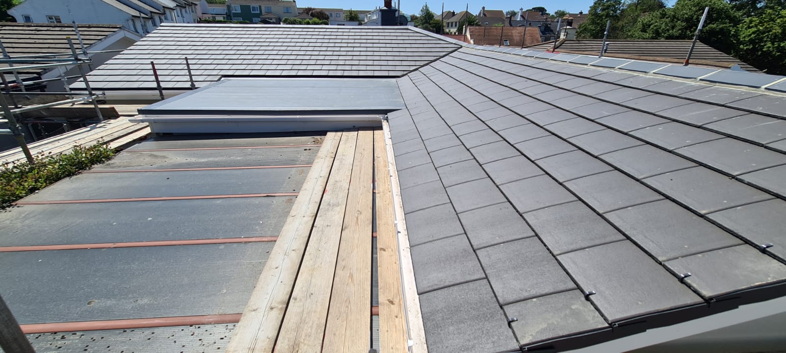 New flat interlocking tiles and membrane flat roof under scaffold, Clos de Patier