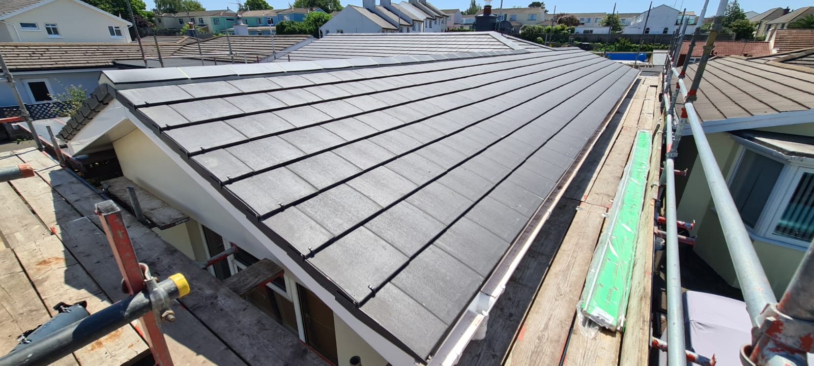 Hipped roof laid in flat grey interlocking tiles, Clos de Patier