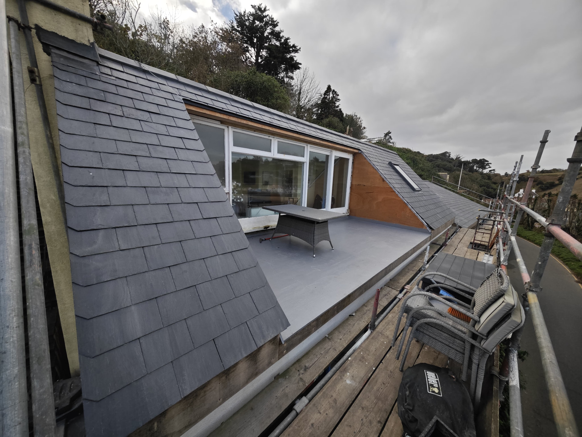 Slate roof and membrane roof terrace overlooking the valley, Rivage de la Mer