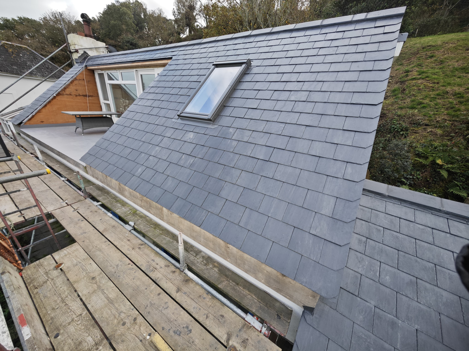 New slate slope with Velux window beside a flat roof terrace, Rivage de la Mer